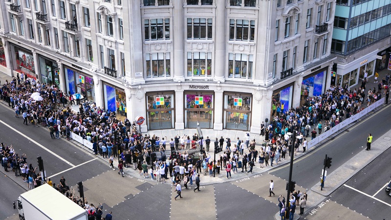 Queues Outside Microsoft Retail Store in Oxford St. - Mace Group